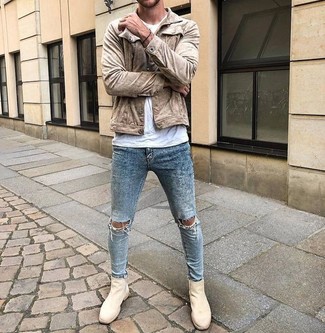 20 Jährige: Welche Jeans mit hellbeige Bomberjacke zu tragen – 32 Herren Outfits: Eine hellbeige Bomberjacke und Jeans sind eine perfekte Wochenend-Kombination. Hellbeige Chelsea Boots aus Wildleder sind eine einfache Möglichkeit, Ihren Look aufzuwerten.