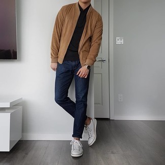 Schwarzen Henley-Pullover kombinieren – 6 Herren Outfits: Kombinieren Sie einen schwarzen Henley-Pullover mit dunkelblauen Jeans, um mühelos alles zu meistern, was auch immer der Tag bringen mag. Ergänzen Sie Ihr Look mit weißen Leder niedrigen Sneakers.