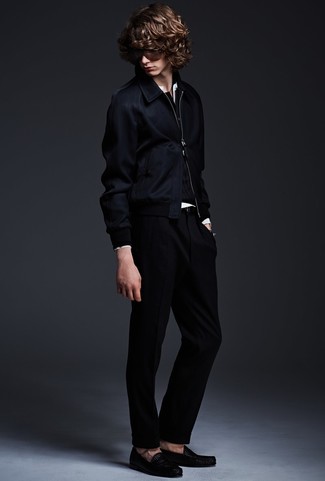 Henley-Pullover kombinieren – 88 Herren Outfits: Etwas Einfaches wie die Wahl von einem Henley-Pullover und einer schwarzen Anzughose kann Sie von der Menge abheben. Schwarze Leder Slipper sind eine großartige Wahl, um dieses Outfit zu vervollständigen.