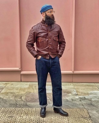 Rotbraune Leder Bomberjacke kombinieren – 180 Herren Outfits: Tragen Sie eine rotbraune Leder Bomberjacke und dunkelblauen Jeans für ein bequemes Outfit, das außerdem gut zusammen passt. Fühlen Sie sich mutig? Entscheiden Sie sich für schwarzen Chelsea Boots aus Leder.