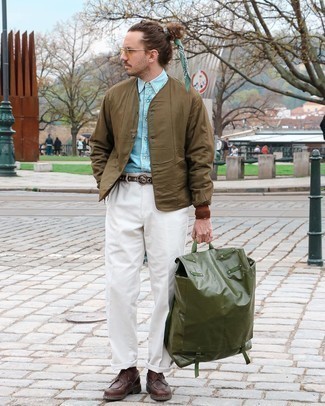 Olivgrünen Segeltuch Rucksack kombinieren – 137 Herren Outfits: Eine braune Bomberjacke und ein olivgrüner Segeltuch Rucksack sind eine ideale Outfit-Formel für Ihre Sammlung. Fühlen Sie sich ideenreich? Wählen Sie dunkelbraunen Leder Derby Schuhe.
