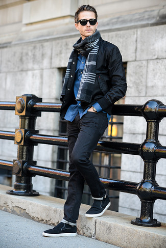 Weißen und blauen Schal mit Schottenmuster kombinieren – 13 Herren Outfits: Eine schwarze Bomberjacke und ein weißer und blauer Schal mit Schottenmuster sind eine kluge Outfit-Formel für Ihre Sammlung. Fühlen Sie sich ideenreich? Vervollständigen Sie Ihr Outfit mit schwarzen Slip-On Sneakers.