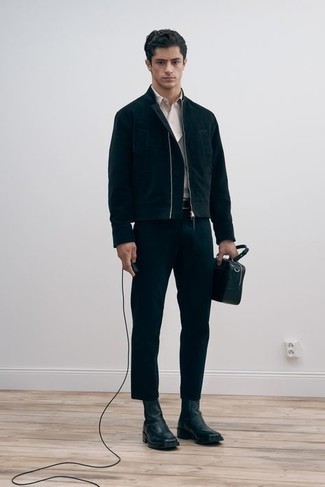 Dunkelblauen Ledergürtel kombinieren – 144 Herren Outfits: Eine dunkelblaue Cord Bomberjacke und ein dunkelblauer Ledergürtel sind eine perfekte Outfit-Formel für Ihre Sammlung. Fühlen Sie sich mutig? Komplettieren Sie Ihr Outfit mit dunkelblauen Chelsea Boots aus Leder.