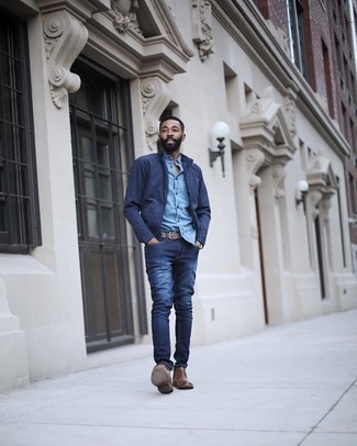 Welche Jeans mit dunkelblauer Bomberjacke zu tragen – 25 Smart-Casual Frühling Herren Outfits: Die Vielseitigkeit von einer dunkelblauen Bomberjacke und Jeans machen sie zu einer lohnenswerten Investition. Fügen Sie braunen Chelsea Boots aus Leder für ein unmittelbares Style-Upgrade zu Ihrem Look hinzu. Ein schöner Look für den Frühling.