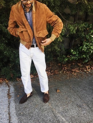 30 Jährige: Braunen Ledergürtel kombinieren – 500+ Frühling Herren Outfits: Für ein bequemes Couch-Outfit, vereinigen Sie eine rotbraune Wildleder Bomberjacke mit einem braunen Ledergürtel. Entscheiden Sie sich für dunkelbraunen Wildleder Slipper, um Ihr Modebewusstsein zu zeigen. Ein cooler Übergangs-Look.