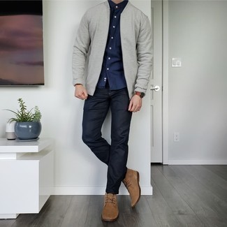 Graue Bomberjacke kombinieren – 243 Herren Outfits: Kombinieren Sie eine graue Bomberjacke mit schwarzen Jeans für ein Alltagsoutfit, das Charakter und Persönlichkeit ausstrahlt. Beige Chukka-Stiefel aus Wildleder sind eine großartige Wahl, um dieses Outfit zu vervollständigen.