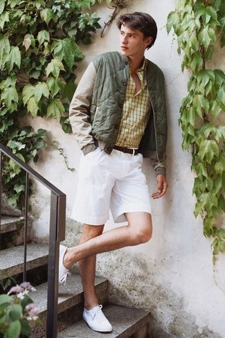 Olivgrüne Jacke kombinieren – 1200+ Herren Outfits: Kombinieren Sie eine olivgrüne Jacke mit weißen Shorts für einen bequemen Alltags-Look. Weiße Segeltuch niedrige Sneakers sind eine gute Wahl, um dieses Outfit zu vervollständigen.
