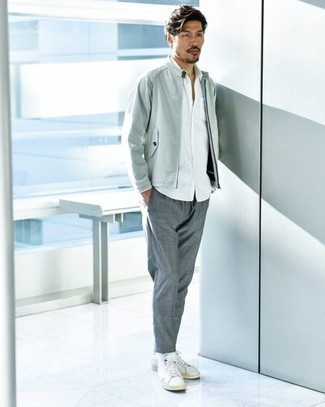 30 Jährige: Outfits Herren 2024: Kombinieren Sie eine graue Bomberjacke mit einer grauen Chinohose, um mühelos alles zu meistern, was auch immer der Tag bringen mag. Bringen Sie die Dinge durcheinander, indem Sie weißen hohe Sneakers aus Leder mit diesem Outfit tragen.