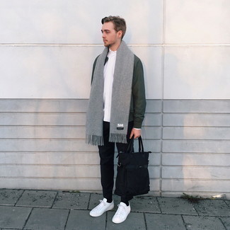 Grauen Schal kombinieren – 681+ Herren Outfits: Entscheiden Sie sich für eine dunkelgrüne Bomberjacke und einen grauen Schal für einen entspannten Wochenend-Look. Fühlen Sie sich ideenreich? Entscheiden Sie sich für weißen Segeltuch niedrige Sneakers.