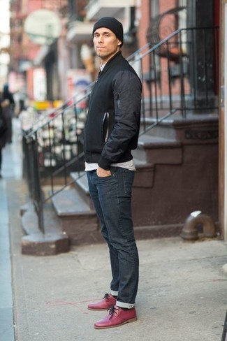 Dunkellila Schuhe kombinieren – 312 Herren Outfits: Kombinieren Sie eine schwarze Bomberjacke mit dunkelblauen Jeans für einen bequemen Alltags-Look. Lila Chukka-Stiefel aus Leder sind eine gute Wahl, um dieses Outfit zu vervollständigen.