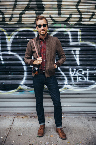 Braune Bomberjacke kombinieren – 500+ Herren Outfits: Vereinigen Sie eine braune Bomberjacke mit dunkelblauen Jeans für einen bequemen Alltags-Look. Machen Sie Ihr Outfit mit braunen Leder Brogues eleganter.