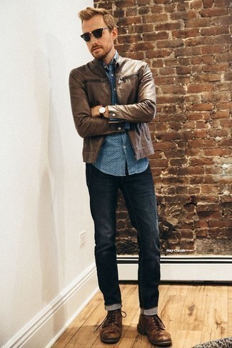 Braune Leder Bomberjacke kombinieren – 180 Herren Outfits: Vereinigen Sie eine braune Leder Bomberjacke mit dunkelblauen Jeans für ein Alltagsoutfit, das Charakter und Persönlichkeit ausstrahlt. Wählen Sie eine braune Lederfreizeitstiefel, um Ihr Modebewusstsein zu zeigen.