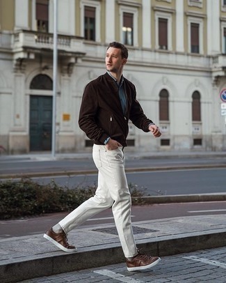 Braune Leder niedrige Sneakers kombinieren – 196 Herren Outfits warm Wetter: Kombinieren Sie eine dunkelbraune Wildleder Bomberjacke mit weißen Jeans für ein großartiges Wochenend-Outfit. Braune Leder niedrige Sneakers sind eine perfekte Wahl, um dieses Outfit zu vervollständigen.