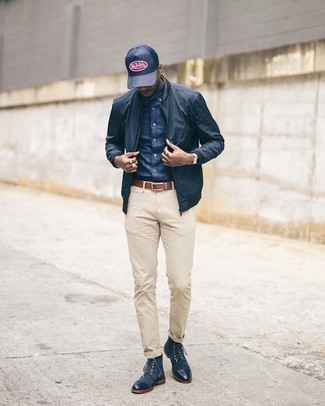 Dunkelblaue Wildlederfreizeitstiefel kombinieren – 30 Herren Outfits: Vereinigen Sie eine dunkelblaue Bomberjacke mit hellbeige Jeans für ein bequemes Outfit, das außerdem gut zusammen passt. Ergänzen Sie Ihr Outfit mit einer dunkelblauen Wildlederfreizeitstiefeln, um Ihr Modebewusstsein zu zeigen.