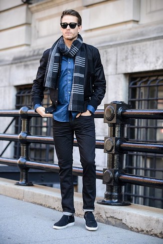Dunkelblauen Schal mit Schottenmuster kombinieren – 74 Herren Outfits: Für ein bequemes Couch-Outfit, vereinigen Sie eine schwarze Bomberjacke mit einem dunkelblauen Schal mit Schottenmuster. Entscheiden Sie sich für dunkelblauen Slip-On Sneakers, um Ihr Modebewusstsein zu zeigen.