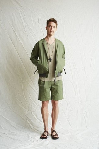 Braune Ledersandalen kombinieren – 217 Herren Outfits: Entscheiden Sie sich für eine olivgrüne Bomberjacke und olivgrünen Shorts, um mühelos alles zu meistern, was auch immer der Tag bringen mag. Braune Ledersandalen verleihen einem klassischen Look eine neue Dimension.