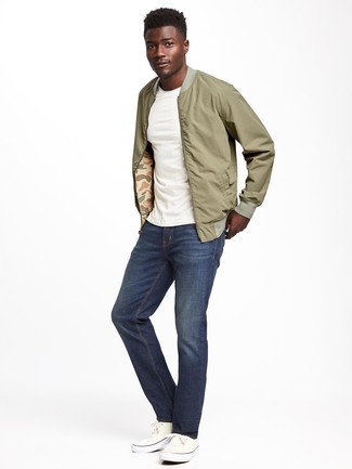 Welche Leinenschuhe mit dunkelblauer Jeans zu tragen – 25 Herren Outfits: Kombinieren Sie eine olivgrüne Bomberjacke mit dunkelblauen Jeans, um einen lockeren, aber dennoch stylischen Look zu erhalten. Leinenschuhe sind eine kluge Wahl, um dieses Outfit zu vervollständigen.