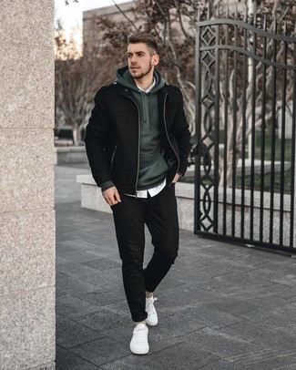 Dunkelgrünen Pullover mit einem Kapuze kombinieren – 177 Herren Outfits: Entscheiden Sie sich für einen dunkelgrünen Pullover mit einem Kapuze und schwarzen Jeans, um mühelos alles zu meistern, was auch immer der Tag bringen mag. Vervollständigen Sie Ihr Look mit weißen Segeltuch niedrigen Sneakers.