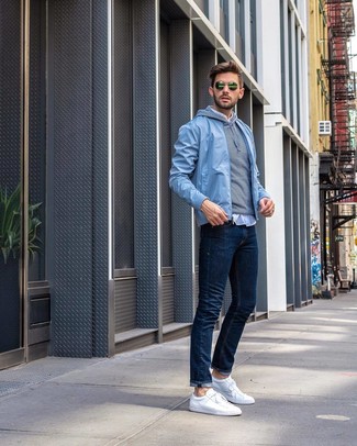 Blauen Pullover mit einem Kapuze kombinieren – 327 Herren Outfits: Ein blauer Pullover mit einem Kapuze und dunkelblaue Jeans sind das Outfit Ihrer Wahl für faule Tage. Weiße niedrige Sneakers sind eine ideale Wahl, um dieses Outfit zu vervollständigen.