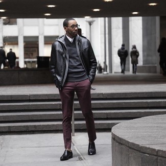 Rote Hose kombinieren – 500+ Herren Outfits: Die Vielseitigkeit von einer schwarzen Leder Bomberjacke und einer roten Hose machen sie zu einer lohnenswerten Investition. Fühlen Sie sich mutig? Ergänzen Sie Ihr Outfit mit schwarzen Leder Oxford Schuhen.