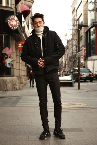 schwarze Bomberjacke, schwarzer Pullover mit einem Kapuze, weißer Wollrollkragenpullover, schwarze enge Jeans für Herren