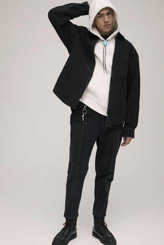 Schwarze Bomberjacke kombinieren – 500+ Casual Herren Outfits warm Wetter: Kombinieren Sie eine schwarze Bomberjacke mit schwarzen Jeans für einen bequemen Alltags-Look. Fühlen Sie sich ideenreich? Komplettieren Sie Ihr Outfit mit einer schwarzen Lederfreizeitstiefeln.