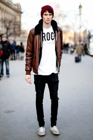 braune Leder Bomberjacke, schwarzer Pullover mit einem Kapuze, weißes und schwarzes bedrucktes T-Shirt mit einem Rundhalsausschnitt, schwarze enge Jeans mit Destroyed-Effekten für Herren