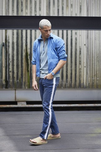blaue Jeans Bomberjacke, grauer Pullover mit einem Reißverschluss am Kragen, blaue Jeans, hellbeige Ledersandalen für Herren