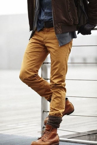 Welche Jeanshemden mit dunkelbrauner Bomberjacke zu tragen – 8 Herren Outfits kühl Wetter: Arbeitsreiche Tage verlangen nach einem einfachen, aber dennoch stylischen Outfit, wie zum Beispiel eine dunkelbraune Bomberjacke und ein Jeanshemd. Fühlen Sie sich mutig? Komplettieren Sie Ihr Outfit mit einer braunen Lederfreizeitstiefeln.