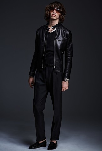 schwarze Leder Bomberjacke, schwarzer Pullover mit einem Rundhalsausschnitt, schwarze Anzughose, schwarze Leder Slipper für Herren