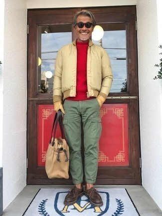 50 Jährige: Wie dunkelbraune Chukka-Stiefel aus Leder mit roten Pullovers mit einem Rundhalsausschnitt zu kombinieren – 4 Herren Outfits: Kombinieren Sie einen roten Pullover mit einem Rundhalsausschnitt mit einer olivgrünen Cargohose für ein Alltagsoutfit, das Charakter und Persönlichkeit ausstrahlt. Vervollständigen Sie Ihr Outfit mit dunkelbraunen Chukka-Stiefeln aus Leder, um Ihr Modebewusstsein zu zeigen.