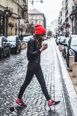 Schwarze Bomberjacke kombinieren – 187 Damen Outfits: Paaren Sie eine schwarze Bomberjacke mit schwarzen engen Jeans, um eine lockere Atmosphäre zu verstärken. Fühlen Sie sich ideenreich? Komplettieren Sie Ihr Outfit mit roten Sportschuhen.