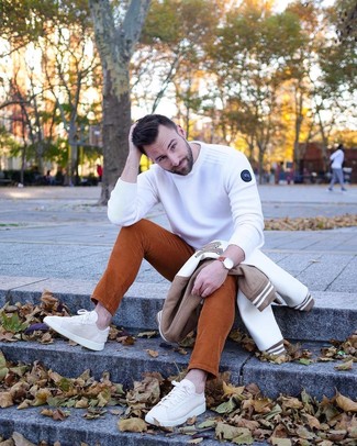 30 Jährige: Welche niedrige Sneakers mit weißen Pullovers mit einem Rundhalsausschnitt zu tragen – 72 Casual Herren Outfits: Kombinieren Sie einen weißen Pullover mit einem Rundhalsausschnitt mit rotbraunen Cordjeans für ein großartiges Wochenend-Outfit. Vervollständigen Sie Ihr Look mit niedrigen Sneakers.