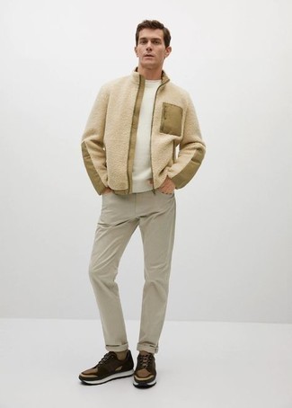 Welche Jeans mit weißen Pullovers mit einem Rundhalsausschnitt zu tragen – 167 Herren Outfits warm Wetter: Entscheiden Sie sich für einen weißen Pullover mit einem Rundhalsausschnitt und Jeans, um mühelos alles zu meistern, was auch immer der Tag bringen mag. Braune Sportschuhe leihen Originalität zu einem klassischen Look.