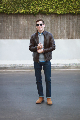30 Jährige: Braune Leder Bomberjacke kombinieren – 30 Herren Outfits kühl Wetter: Kombinieren Sie eine braune Leder Bomberjacke mit dunkelblauen Jeans für einen bequemen Alltags-Look. Fühlen Sie sich mutig? Entscheiden Sie sich für beige Chelsea Boots aus Wildleder.
