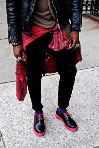 Rotbraunen Pullover mit einem Rundhalsausschnitt kombinieren – 421 Herren Outfits: Vereinigen Sie einen rotbraunen Pullover mit einem Rundhalsausschnitt mit schwarzen engen Jeans für ein bequemes Outfit, das außerdem gut zusammen passt. Schwarze Leder Derby Schuhe sind eine einfache Möglichkeit, Ihren Look aufzuwerten.
