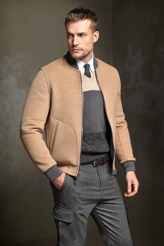 Grauen Pullover mit einem V-Ausschnitt kombinieren – 154 Herren Outfits: Paaren Sie einen grauen Pullover mit einem V-Ausschnitt mit einer dunkelgrauen Wollcargohose für ein großartiges Wochenend-Outfit.
