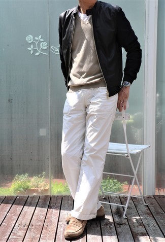 schwarze Leder Bomberjacke, beige Pullover mit einem V-Ausschnitt, weißes T-Shirt mit einem Rundhalsausschnitt, weiße Chinohose für Herren