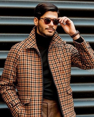 Braune Anzughose kombinieren – 274 Smart-Casual Herren Outfits: Kombinieren Sie eine beige Wollbomberjacke mit Schottenmuster mit einer braunen Anzughose, um vor Klasse und Perfektion zu strotzen.