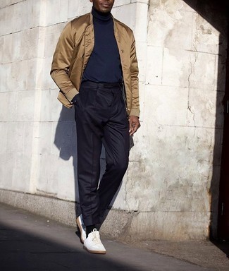 Welche niedrige Sneakers mit beige Bomberjacke zu tragen – 7 Smart-Casual Herren Outfits warm Wetter: Geben Sie den bestmöglichen Look ab in einer beige Bomberjacke und einer dunkelblauen Anzughose. Fühlen Sie sich mutig? Entscheiden Sie sich für niedrige Sneakers.