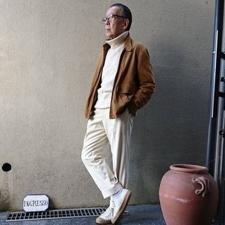 60 Jährige: Dunkelbraune Jacke kombinieren – 60 Herren Outfits warm Wetter: Paaren Sie eine dunkelbraune Jacke mit einer weißen Anzughose, um vor Klasse und Perfektion zu strotzen. Weiße Segeltuch niedrige Sneakers verleihen einem klassischen Look eine neue Dimension.