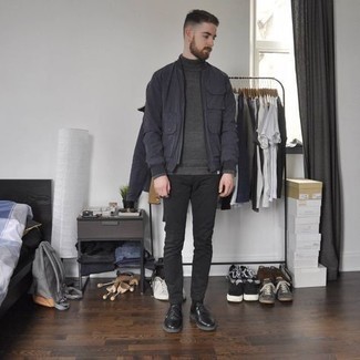 Graue Bomberjacke kombinieren – 243 Herren Outfits: Kombinieren Sie eine graue Bomberjacke mit einer schwarzen Chinohose, um einen lockeren, aber dennoch stylischen Look zu erhalten. Fühlen Sie sich ideenreich? Vervollständigen Sie Ihr Outfit mit schwarzen Leder Derby Schuhen.