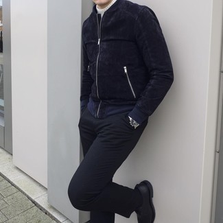 Schwarze Leder Oxford Schuhe kombinieren – 500+ Herren Outfits: Vereinigen Sie eine dunkelblaue Wildleder Bomberjacke mit einer schwarzen Chinohose für ein bequemes Outfit, das außerdem gut zusammen passt. Machen Sie Ihr Outfit mit schwarzen Leder Oxford Schuhen eleganter.