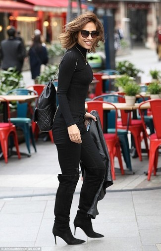 Schwarze Bomberjacke kombinieren – 187 Damen Outfits: Möchten Sie ein müheloses Casual-Outfit erzielen, ist die Kombi aus einer schwarzen Bomberjacke und einer schwarzen enger Hose Ihre Wahl. Fühlen Sie sich ideenreich? Entscheiden Sie sich für schwarzen kniehohe Stiefel aus Wildleder.