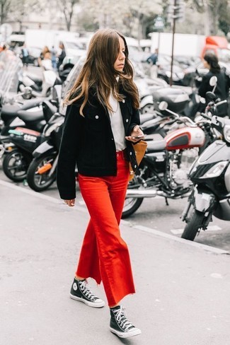 Hohe Sneakers kombinieren – 312 Damen Outfits: Probieren Sie die Kombi aus einer schwarzen Cord Bomberjacke und einem roten Hosenrock aus Jeans für ein bequemes Outfit, das außerdem gut zusammen passt. Vervollständigen Sie Ihr Look mit hohen Sneakers.