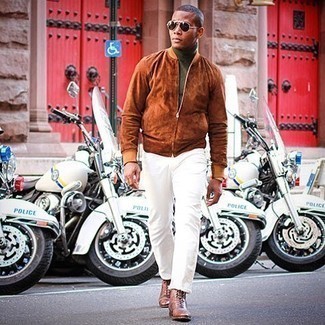 Rotbraune Wildleder Bomberjacke kombinieren – 93 Smart-Casual Herren Outfits warm Wetter: Kombinieren Sie eine rotbraune Wildleder Bomberjacke mit weißen Jeans, um einen lockeren, aber dennoch stylischen Look zu erhalten. Fühlen Sie sich ideenreich? Entscheiden Sie sich für eine braune Lederfreizeitstiefel.
