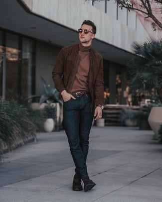 20 Jährige: Braune Bomberjacke kombinieren – 45 Smart-Casual Herren Outfits: Kombinieren Sie eine braune Bomberjacke mit dunkelblauen Jeans für einen bequemen Alltags-Look. Fühlen Sie sich ideenreich? Ergänzen Sie Ihr Outfit mit einer dunkelbraunen Wildlederfreizeitstiefeln.