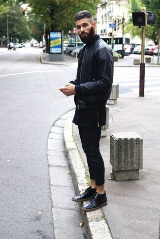 30 Jährige: Schwarze Jeans kombinieren – 1200+ Casual Herren Outfits: Tragen Sie eine schwarze Leder Bomberjacke und schwarzen Jeans, um einen lockeren, aber dennoch stylischen Look zu erhalten. Ergänzen Sie Ihr Look mit schwarzen Chukka-Stiefeln aus Leder.
