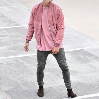 Rosa Bomberjacke kombinieren – 23 Herren Outfits warm Wetter: Kombinieren Sie eine rosa Bomberjacke mit grauen Jeans für ein Alltagsoutfit, das Charakter und Persönlichkeit ausstrahlt. Fühlen Sie sich ideenreich? Entscheiden Sie sich für dunkelbraunen Chelsea Boots aus Wildleder.