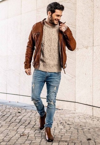 Beige Strickpullover kombinieren – 157 Herren Outfits: Ein beige Strickpullover und blaue Jeans mit Destroyed-Effekten sind eine ideale Outfit-Formel für Ihre Sammlung. Fühlen Sie sich mutig? Wählen Sie braunen Chelsea Boots aus Leder.